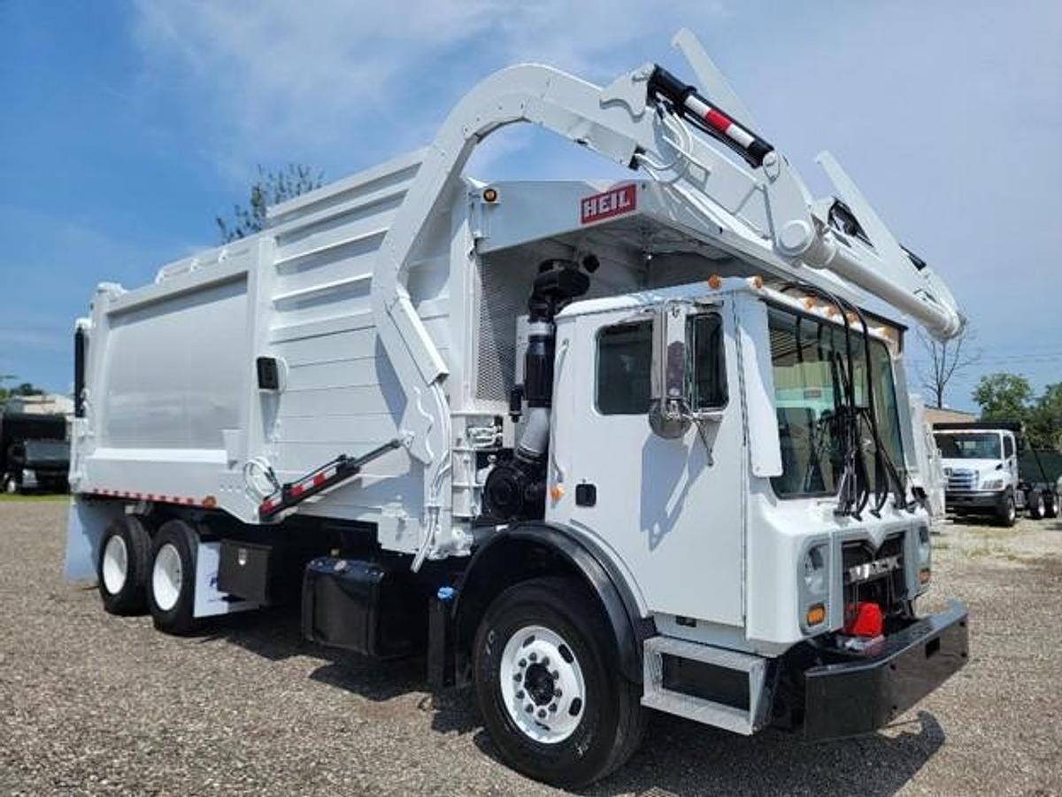 Used 2018 MACK FRONT LOAD TRUCK