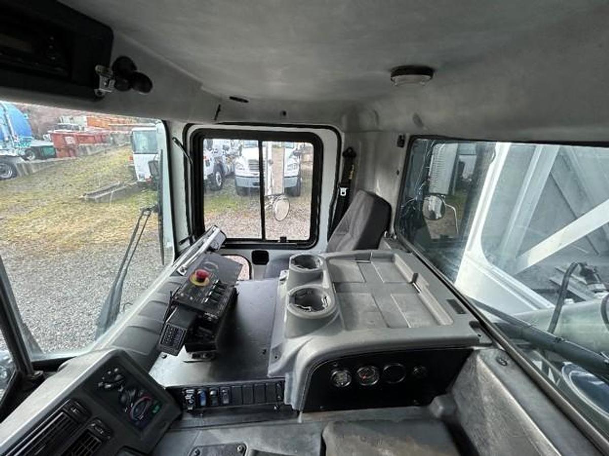 Used 2010 MACK REAR LOAD TRUCK