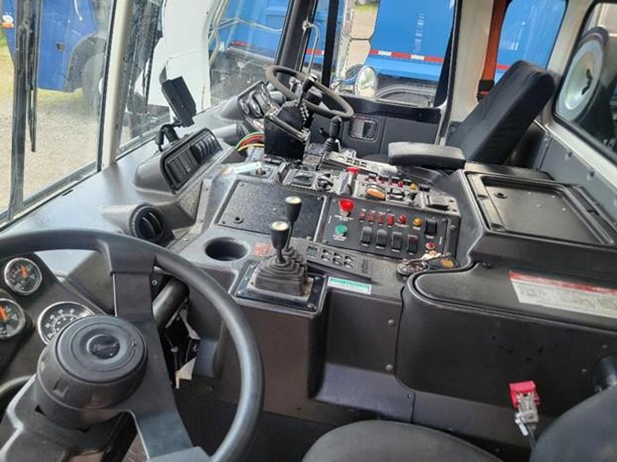 Used 2017 AUTOCAR FRONT LOAD TRUCK