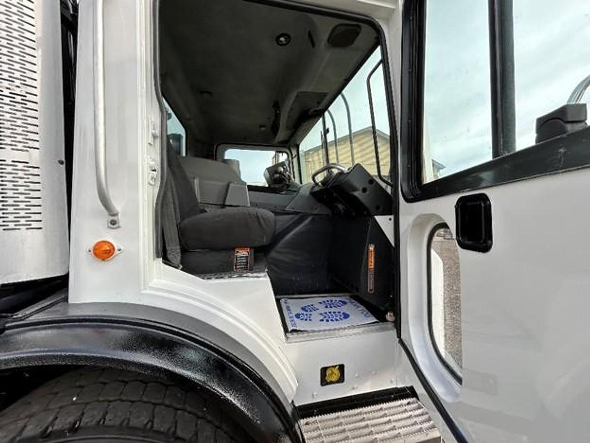 Used 2010 MACK REAR LOAD TRUCK
