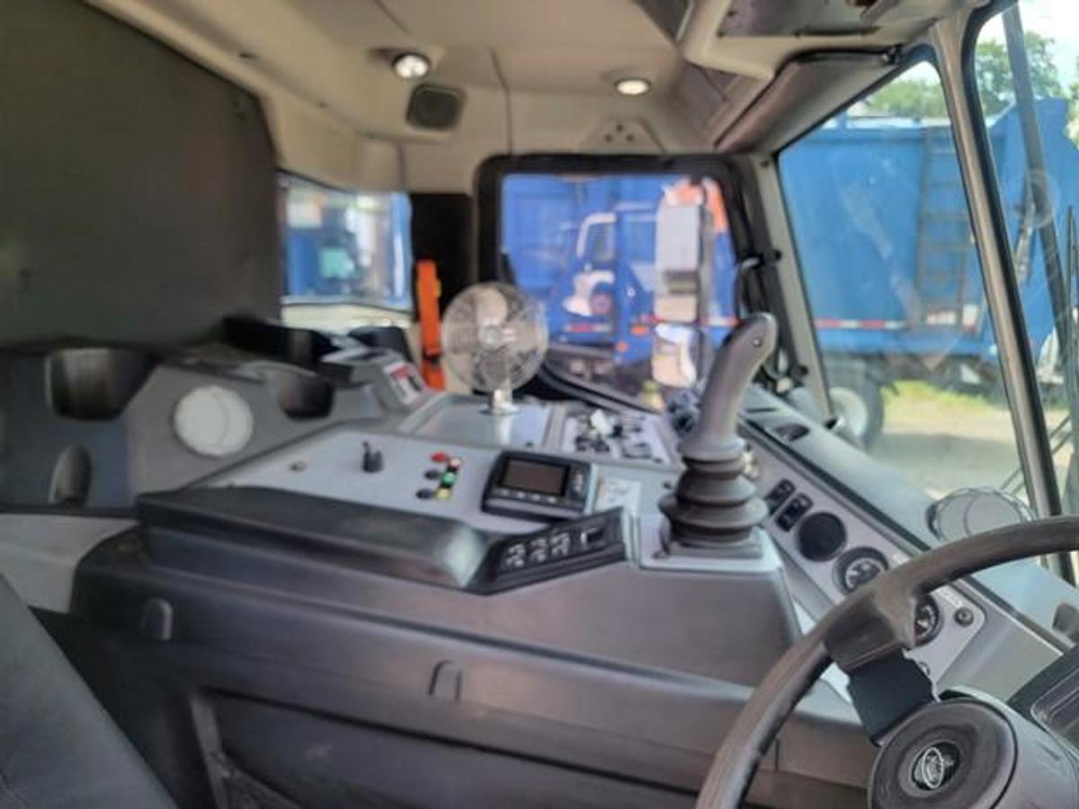 Used 2017 MACK AUTOMATED SIDE LOAD TRUCK