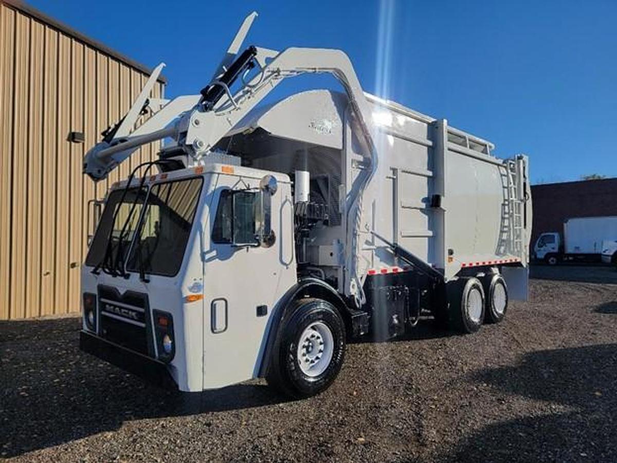 Used 2016 MACK FRONT LOAD TRUCK