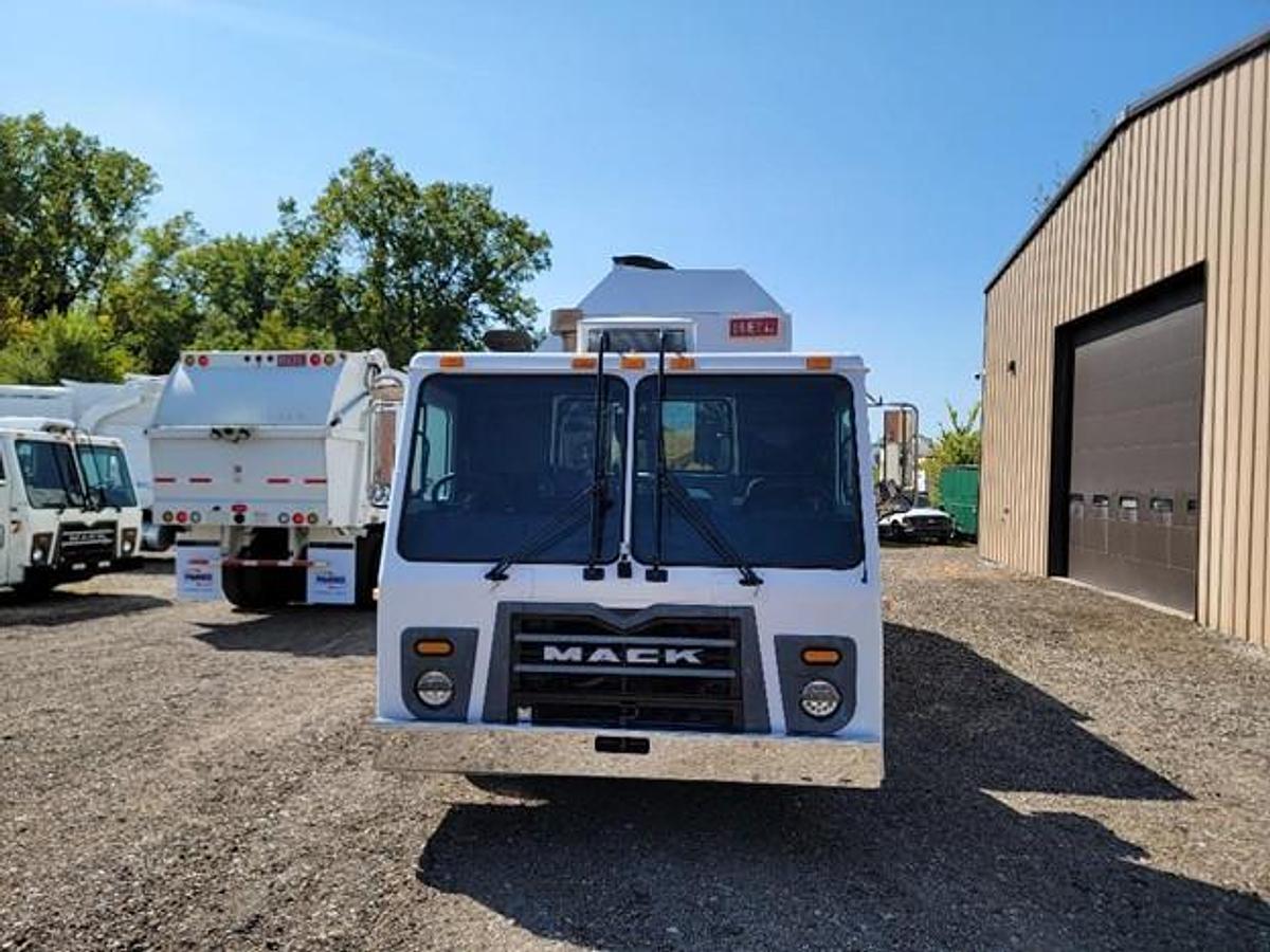 Used 2016 MACK AUTOMATED SIDE LOAD TRUCK