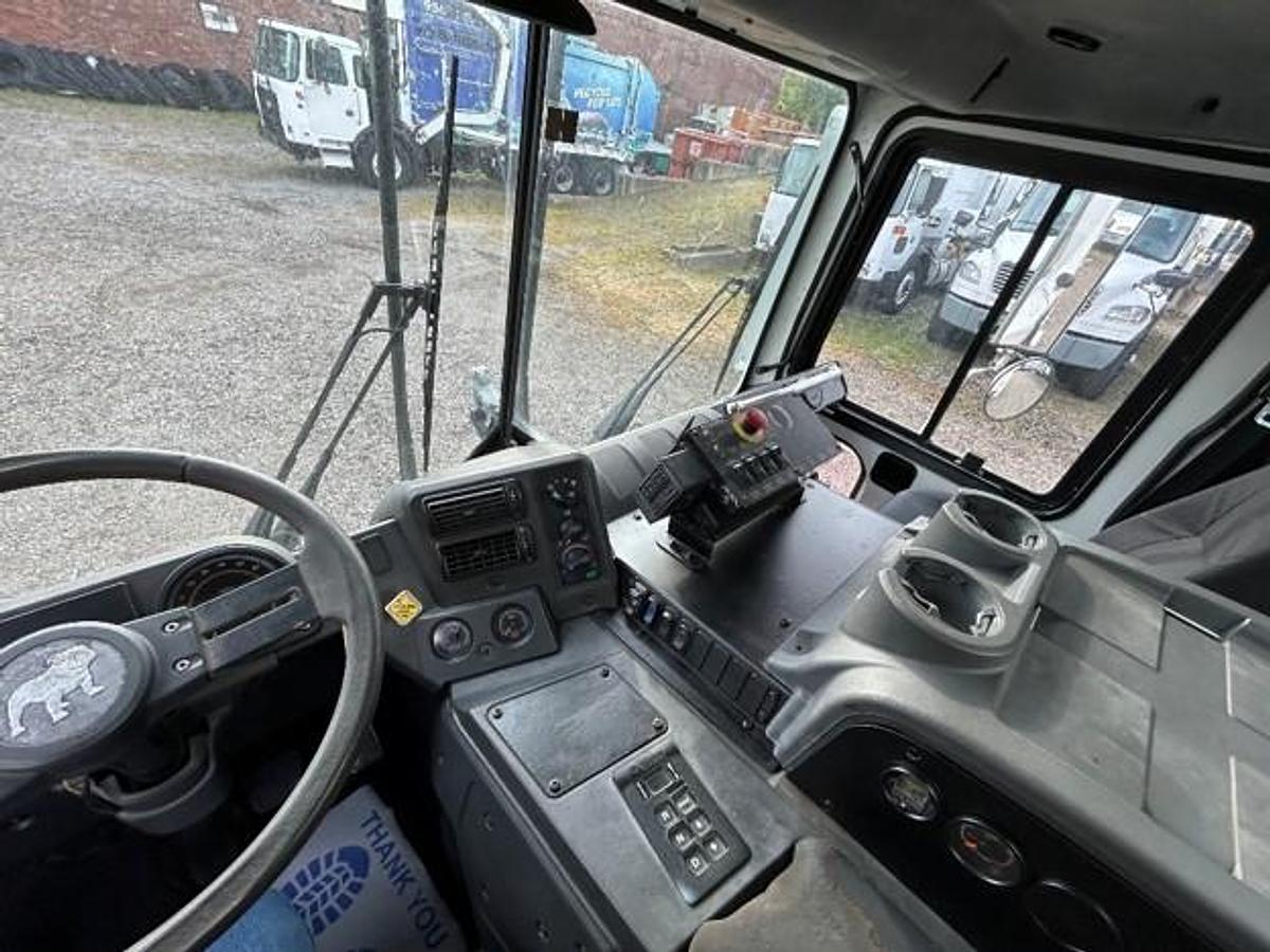 Used 2010 MACK REAR LOAD TRUCK