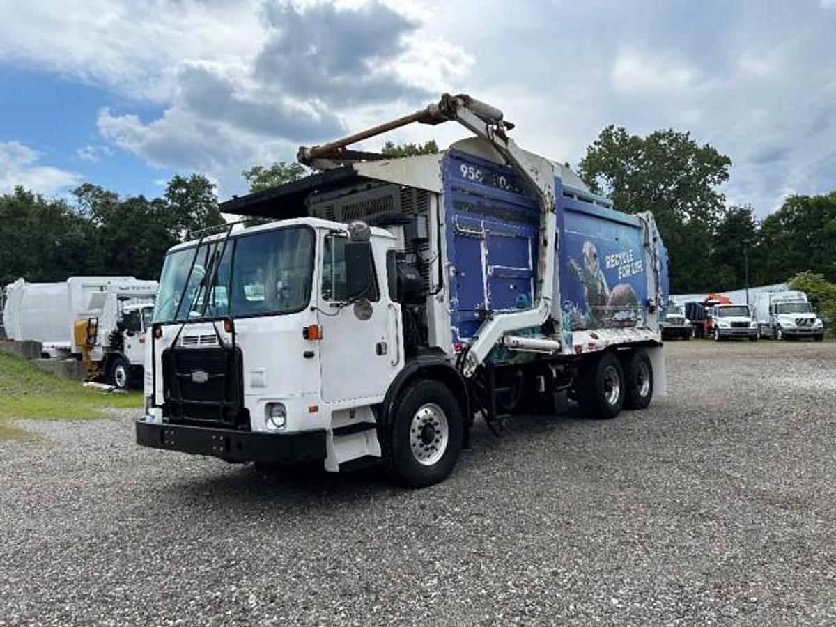 Used 2014 AUTOCAR FRONT LOAD TRUCK