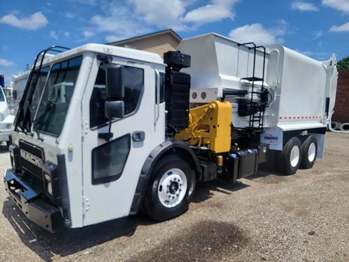 Used 2017 MACK AUTOMATED SIDE LOAD TRUCK