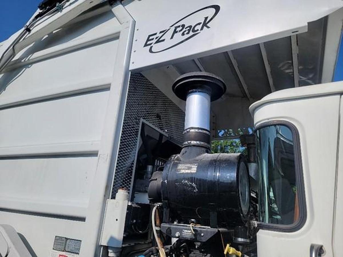 Used 2017 AUTOCAR FRONT LOAD TRUCK