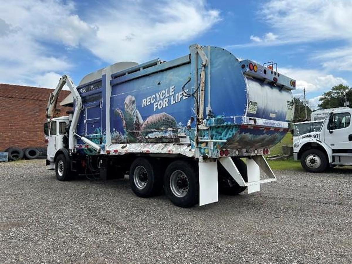 Used 2014 AUTOCAR FRONT LOAD TRUCK