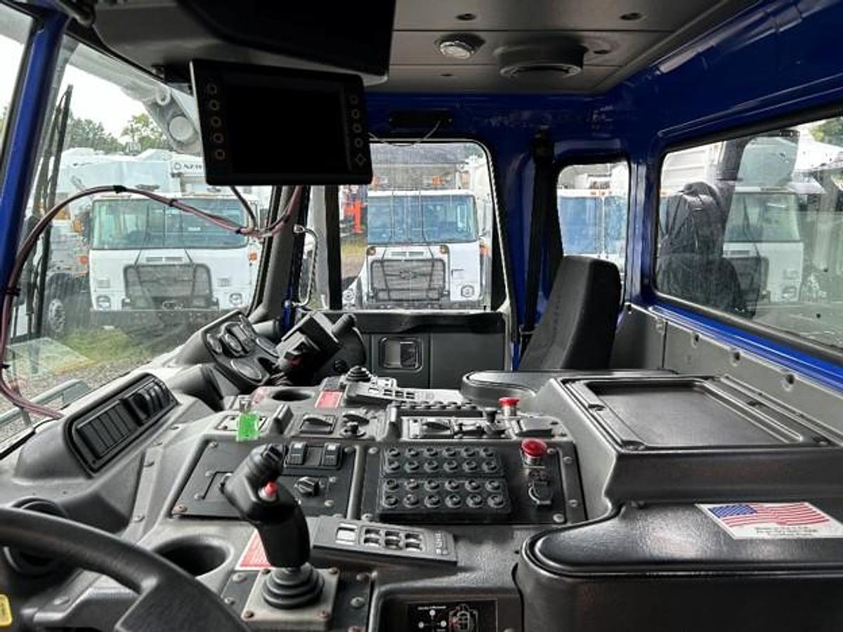 Used 2019 AUTOCAR FRONT LOAD TRUCK