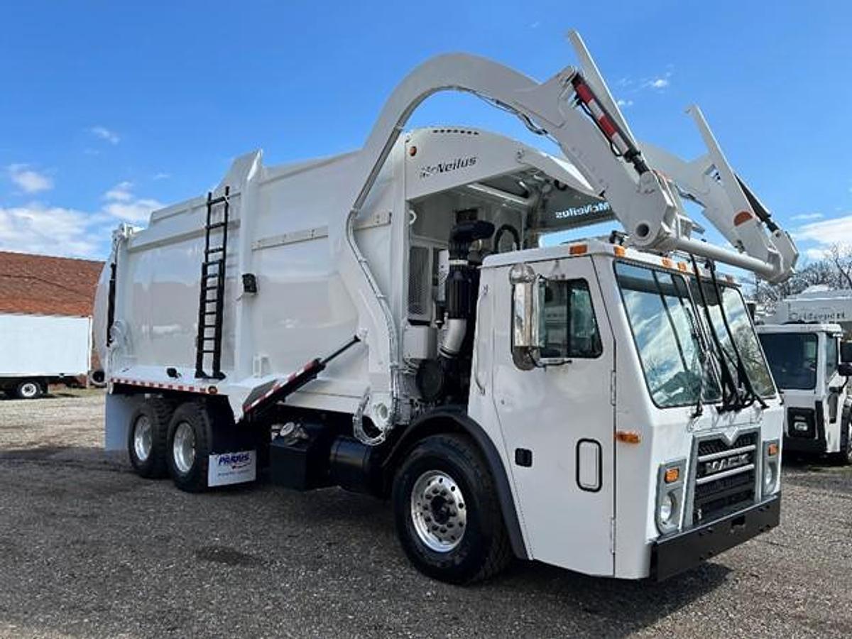 Used 2015 MACK FRONT LOAD TRUCK