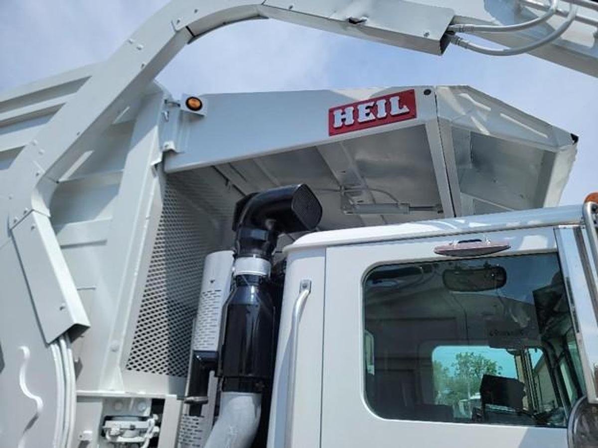 Used 2018 MACK FRONT LOAD TRUCK