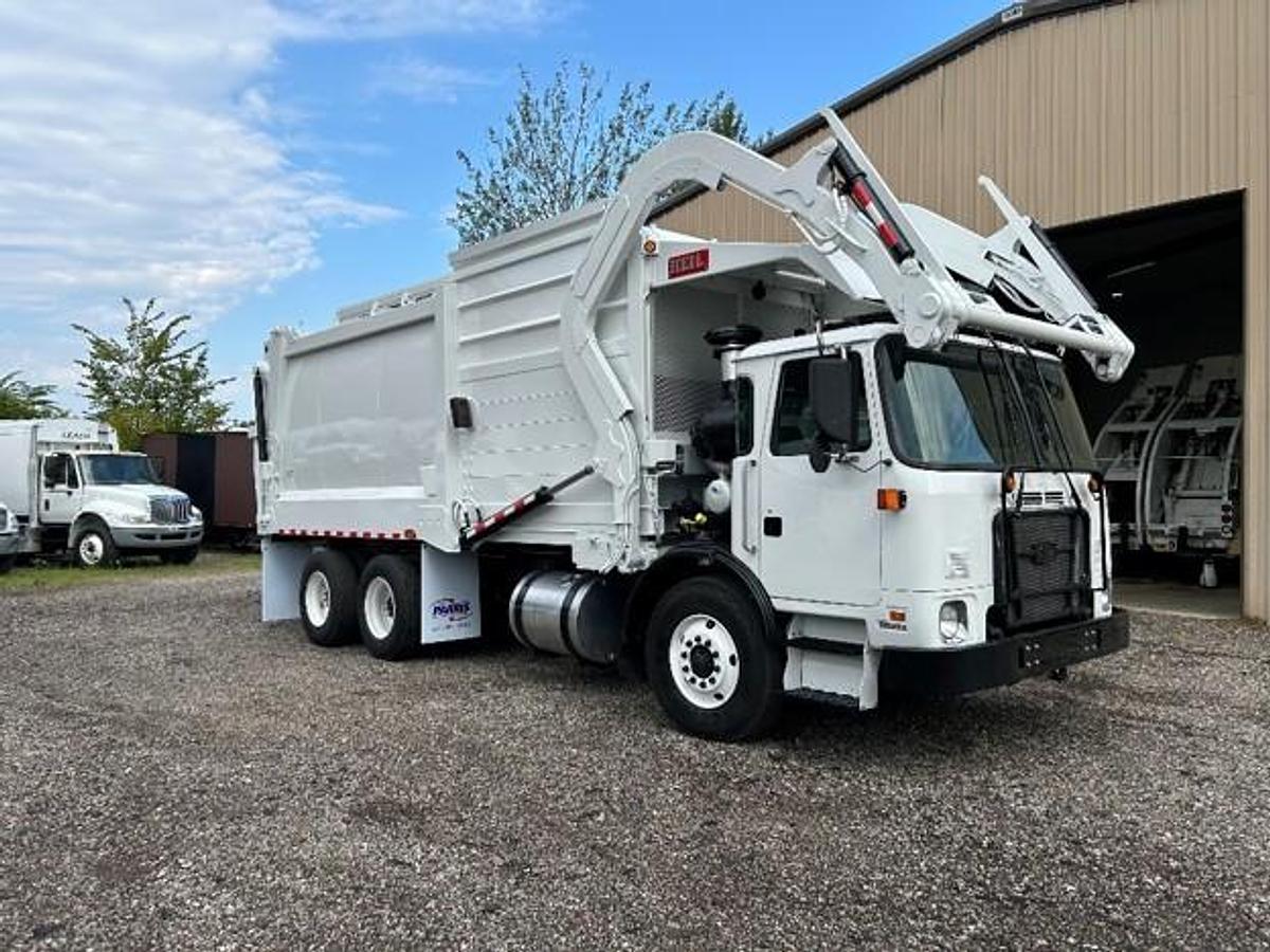 Used 2019 AUTOCAR FRONT LOAD TRUCK