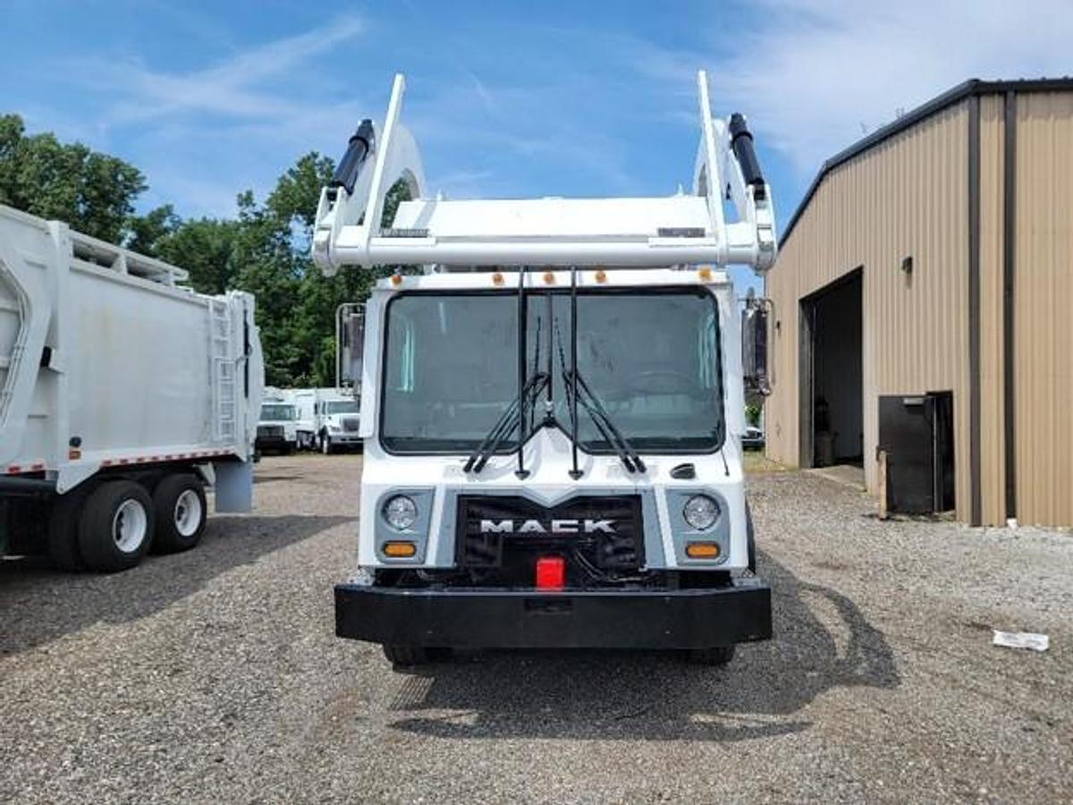 Used 2018 MACK FRONT LOAD TRUCK