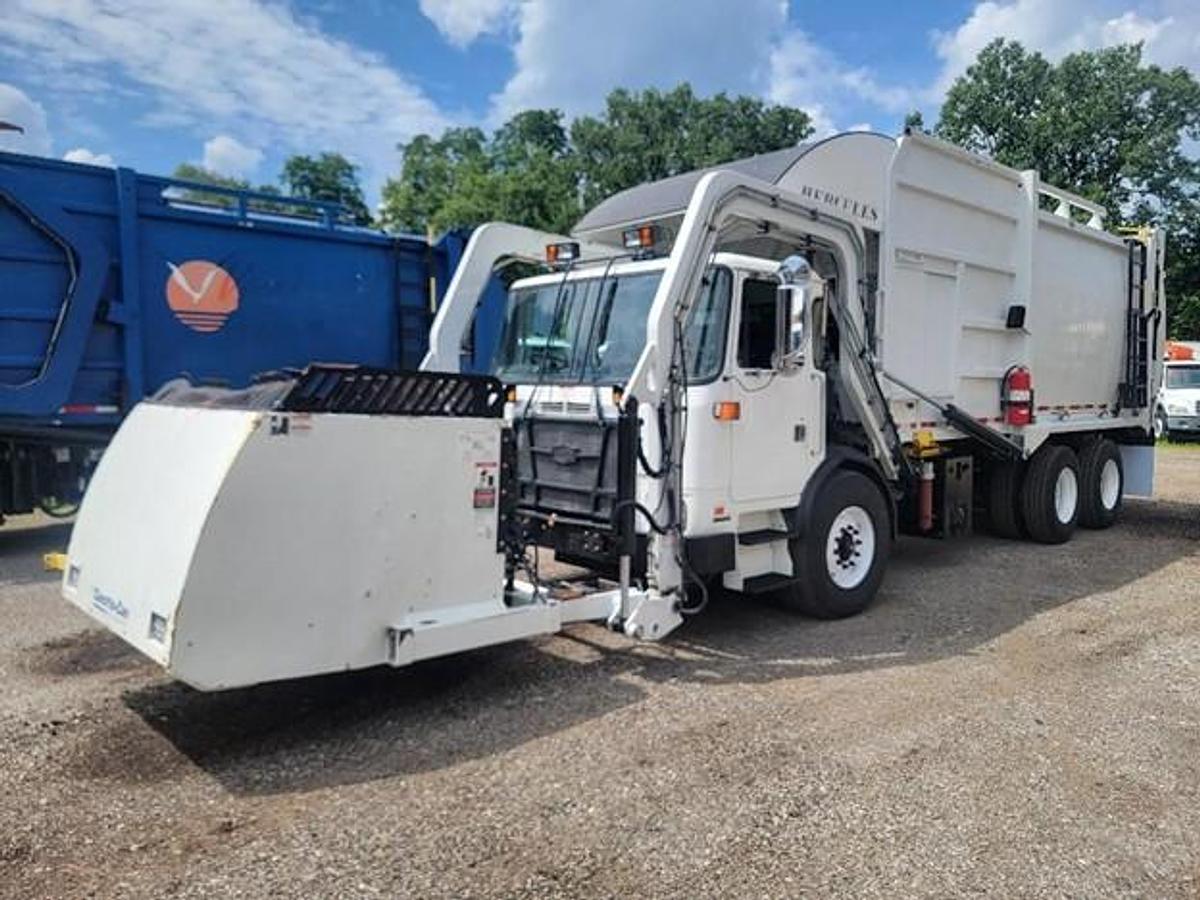 Used 2017 AUTOCAR FRONT LOAD TRUCK