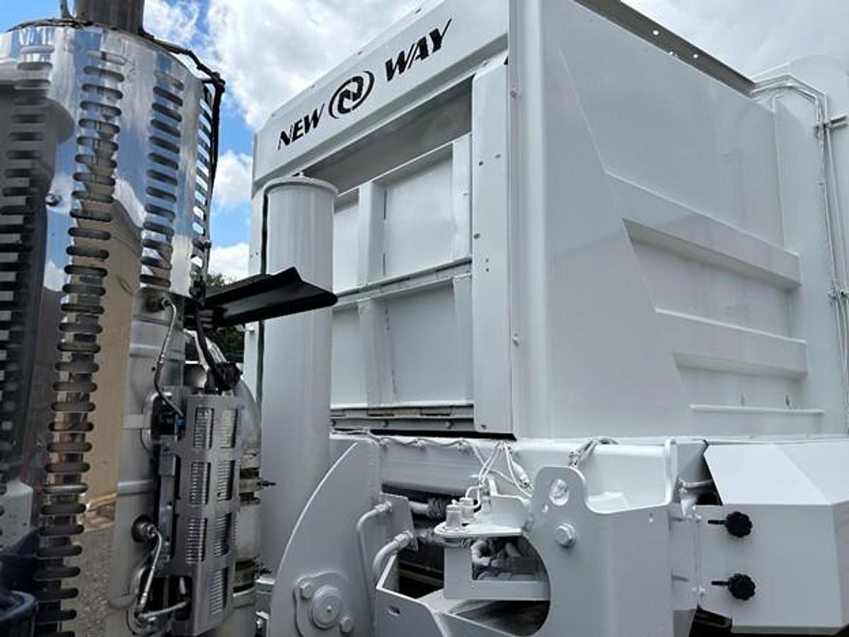 Used 2017 AUTOCAR AUTOMATED SIDE LOAD TRUCK