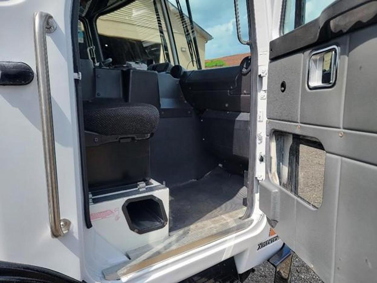 Used 2019 AUTOCAR FRONT LOAD TRUCK