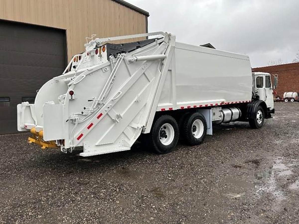 Used 2011 AUTOCAR REAR LOAD TRUCK