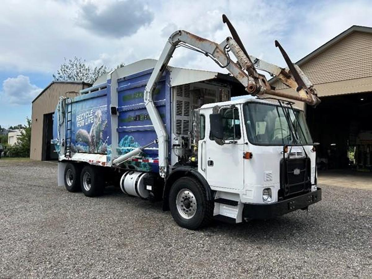 Used 2014 AUTOCAR FRONT LOAD TRUCK