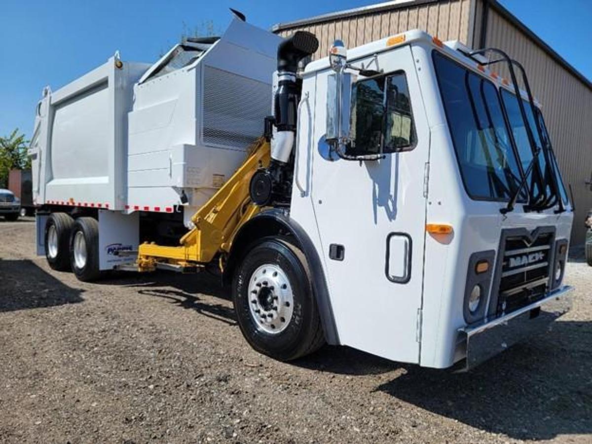 Used 2016 MACK AUTOMATED SIDE LOAD TRUCK