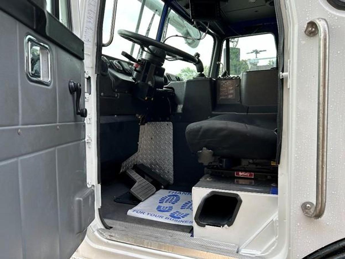 Used 2019 AUTOCAR FRONT LOAD TRUCK