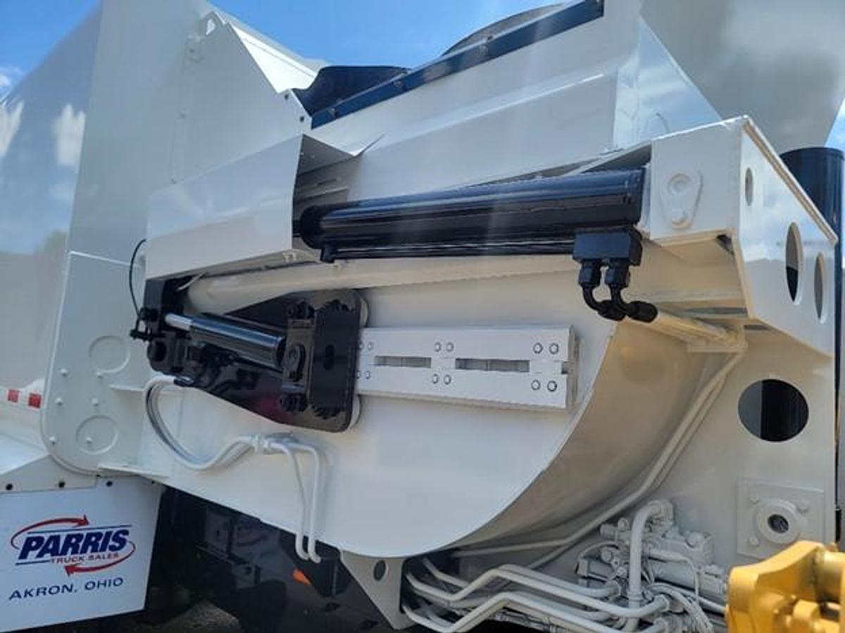 Used 2017 MACK AUTOMATED SIDE LOAD TRUCK