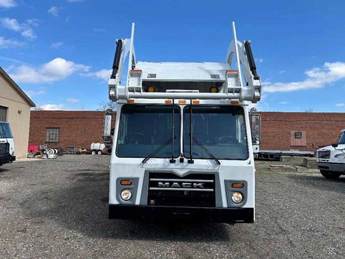 Used 2015 MACK FRONT LOAD TRUCK