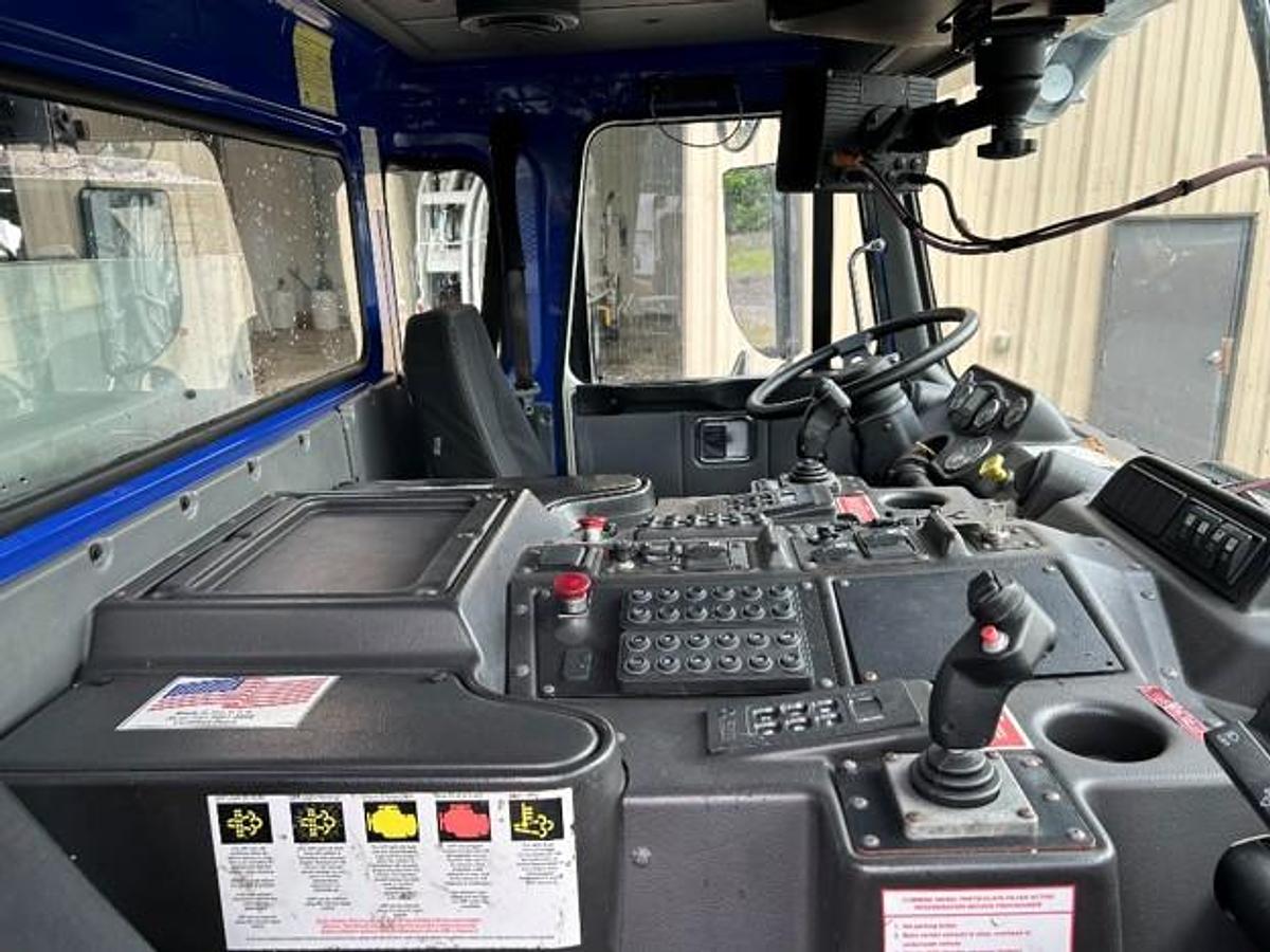 Used 2019 AUTOCAR FRONT LOAD TRUCK