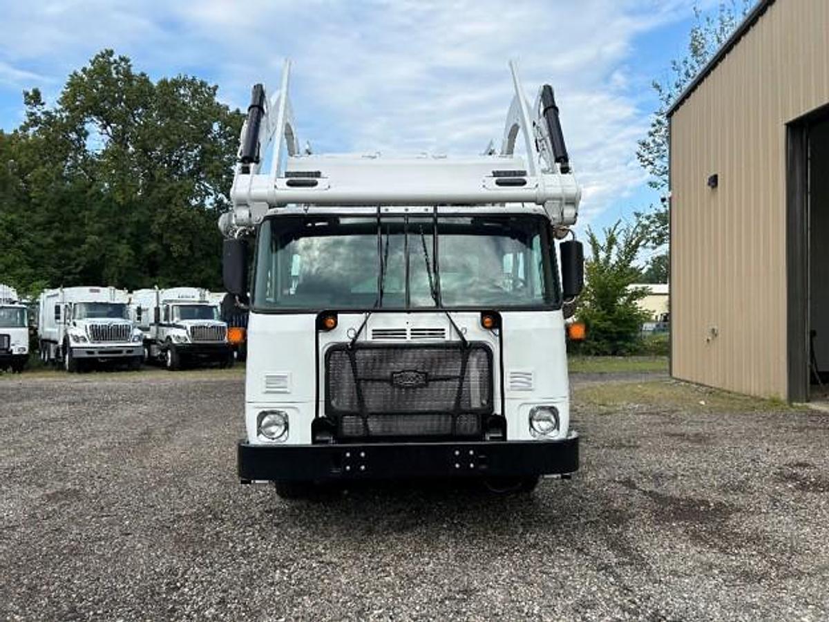 Used 2019 AUTOCAR FRONT LOAD TRUCK