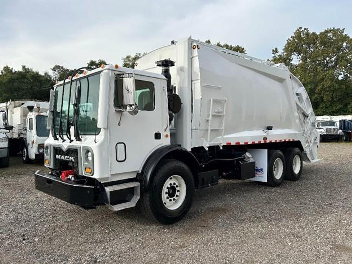Used 2010 MACK REAR LOAD TRUCK