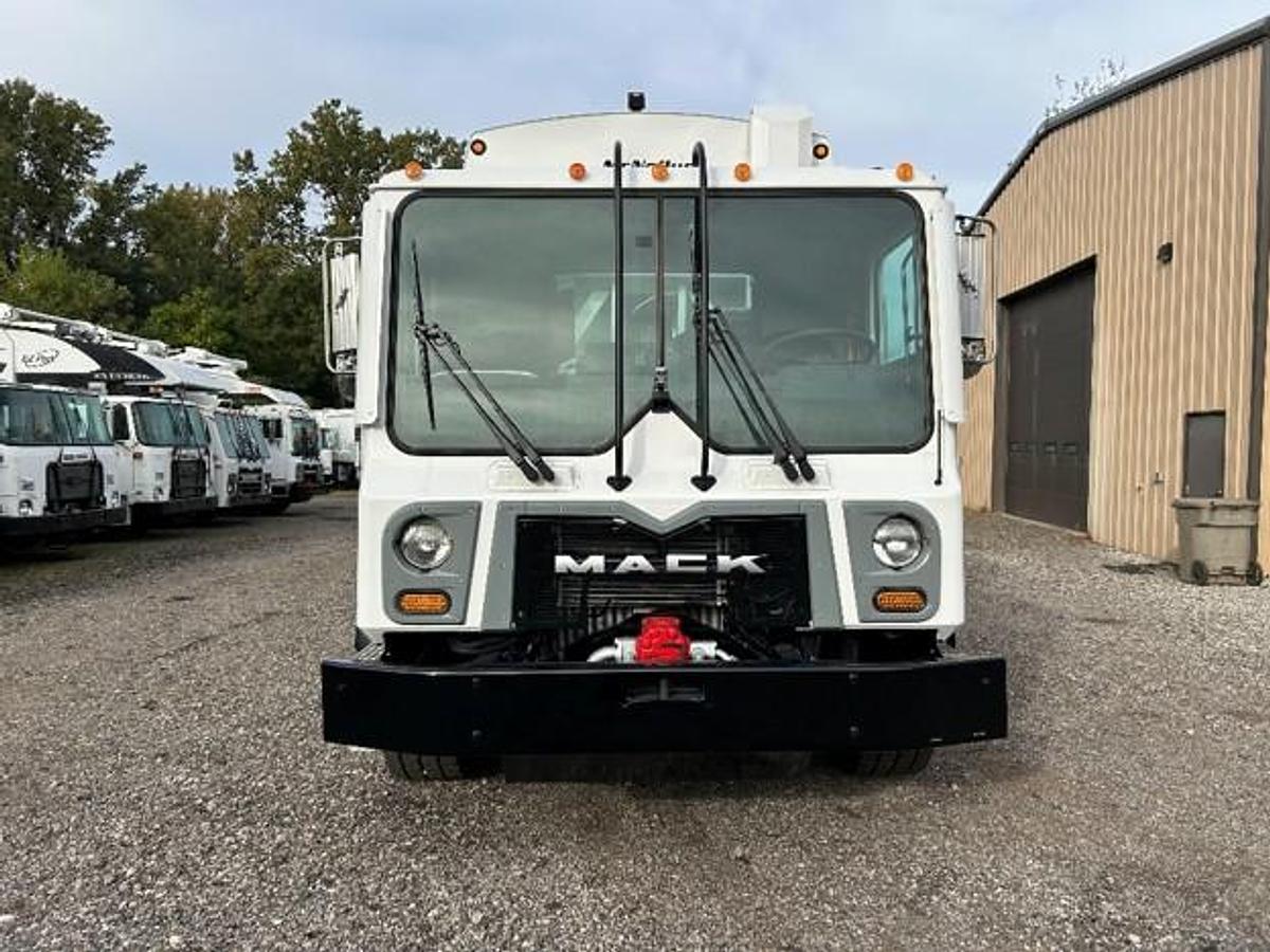 Used 2010 MACK REAR LOAD TRUCK