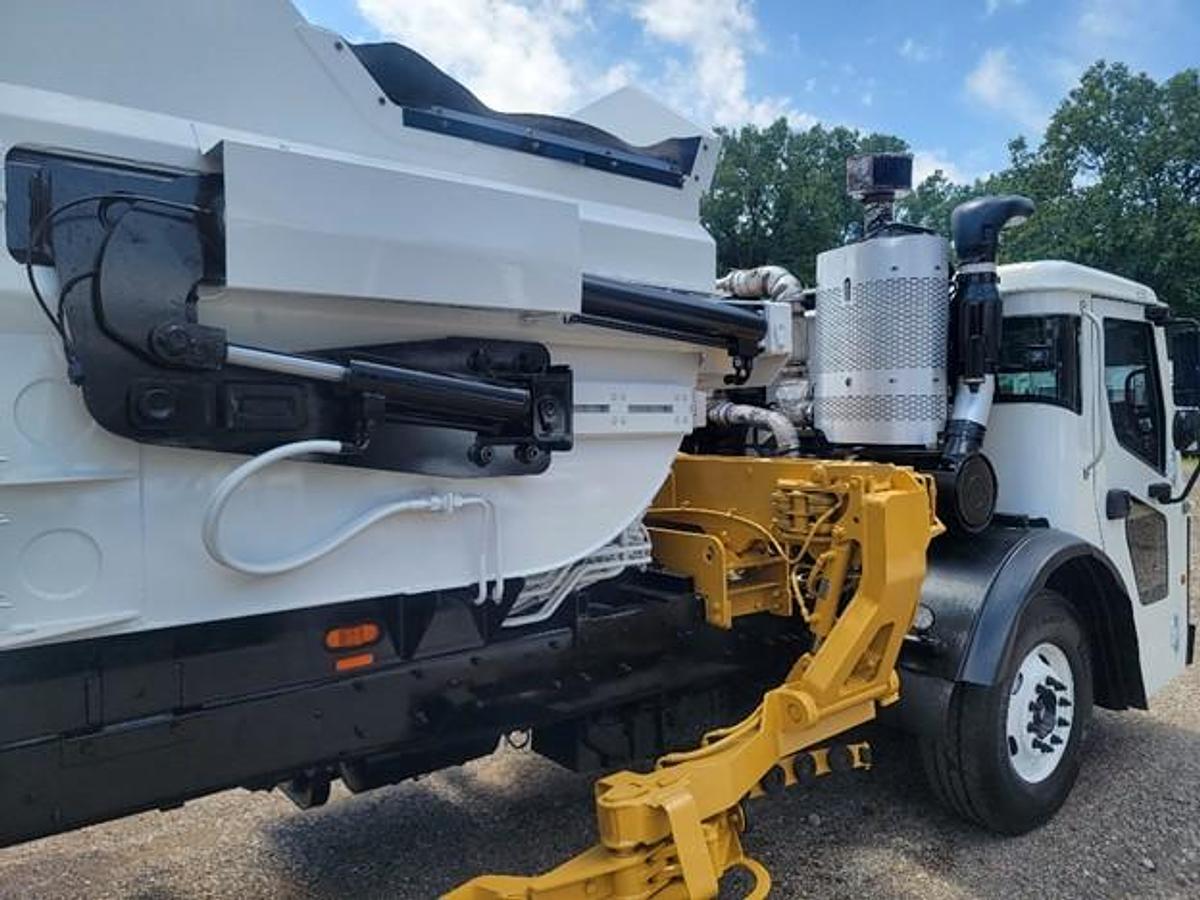 Used 2017 MACK AUTOMATED SIDE LOAD TRUCK