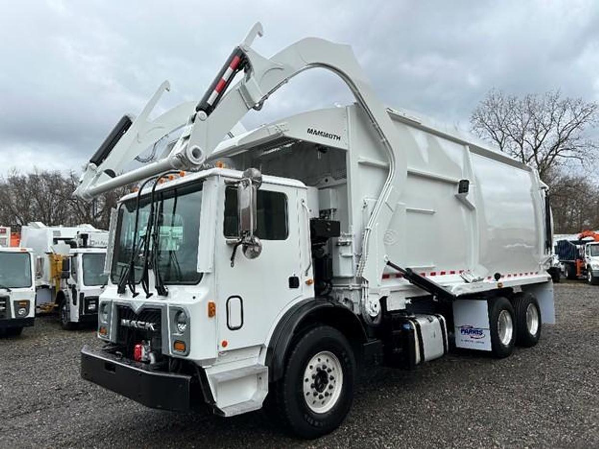 Used 2015 MACK FRONT LOAD TRUCK