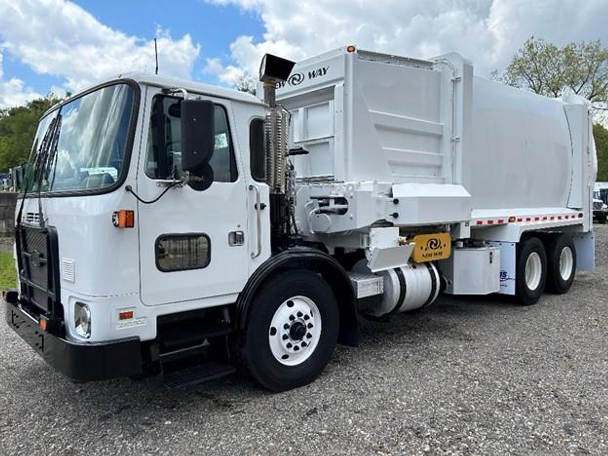 Used 2017 AUTOCAR AUTOMATED SIDE LOAD TRUCK