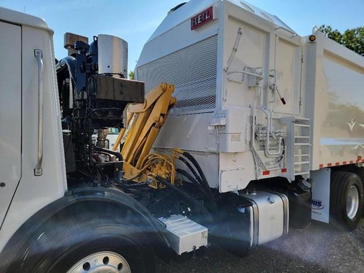Used 2016 MACK AUTOMATED SIDE LOAD TRUCK