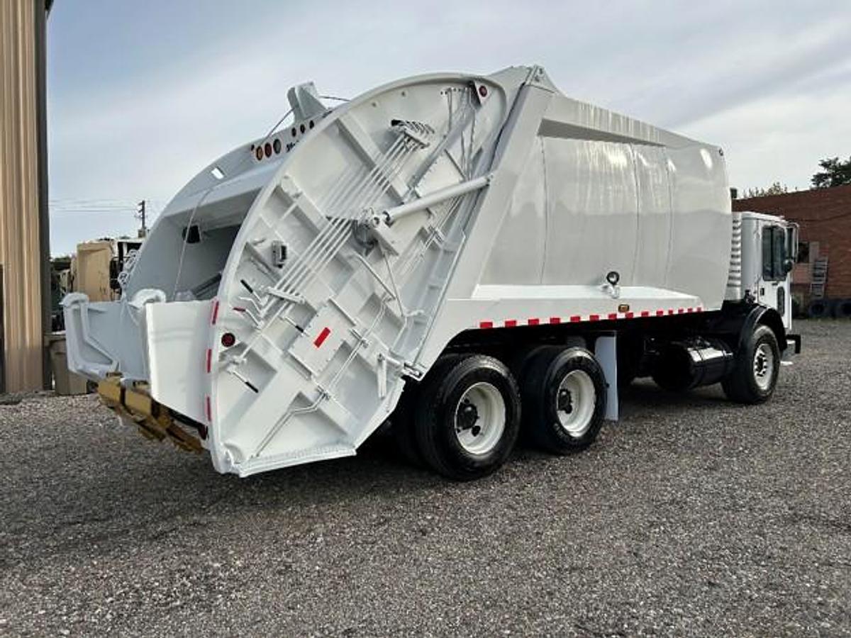 Used 2010 MACK REAR LOAD TRUCK