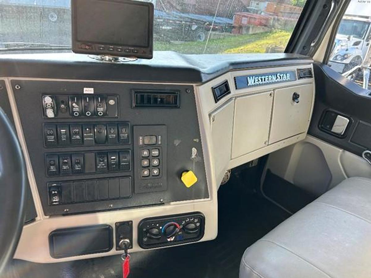 Used 2017 WESTERN STAR REAR LOAD TRUCK