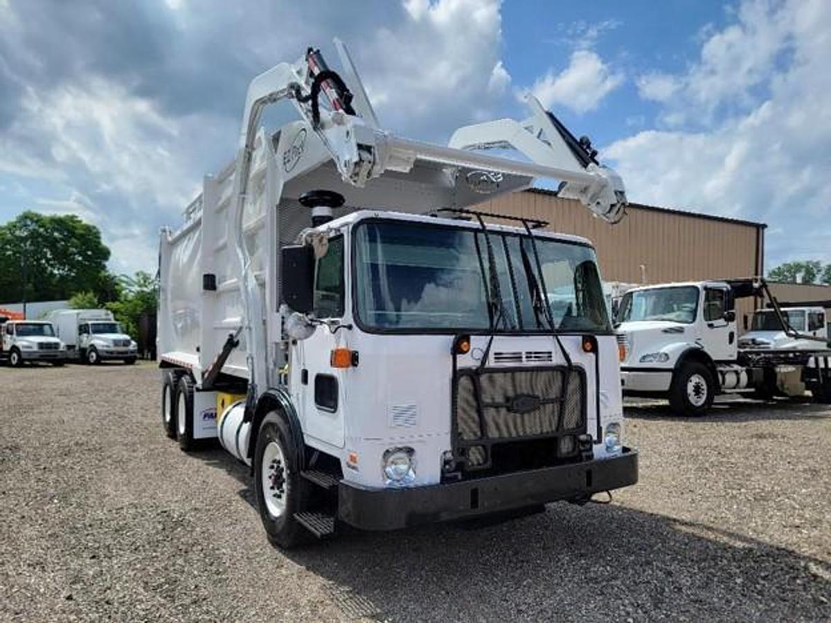 Used 2019 AUTOCAR FRONT LOAD TRUCK