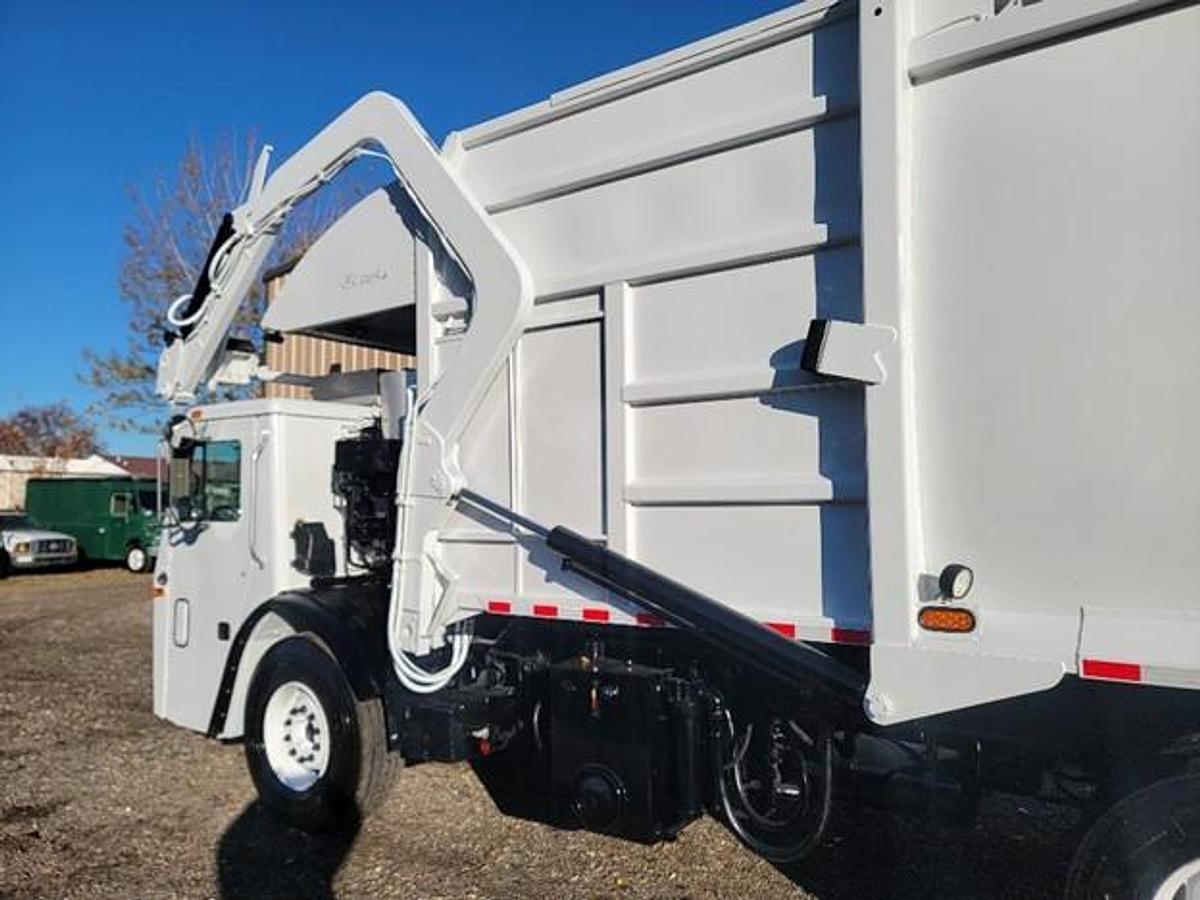 Used 2016 MACK FRONT LOAD TRUCK