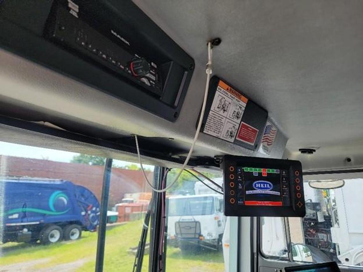 Used 2018 MACK FRONT LOAD TRUCK
