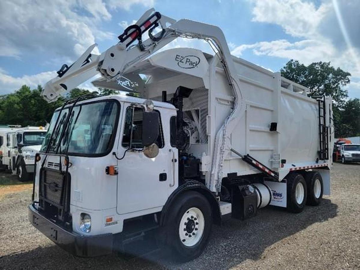 Used 2019 AUTOCAR FRONT LOAD TRUCK