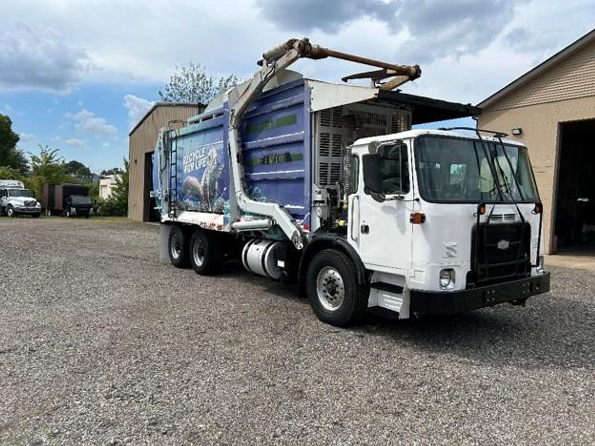 Used 2014 AUTOCAR FRONT LOAD TRUCK