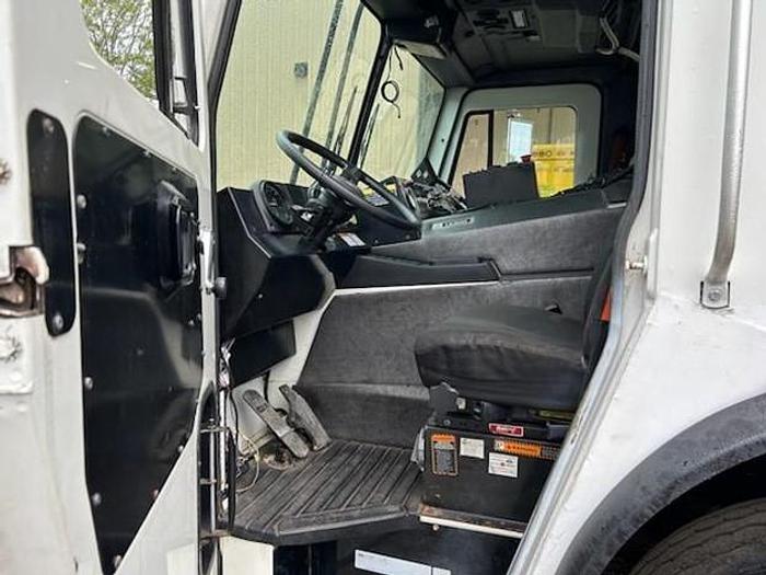 Used 2010 MACK SIDE LOAD TRUCKC