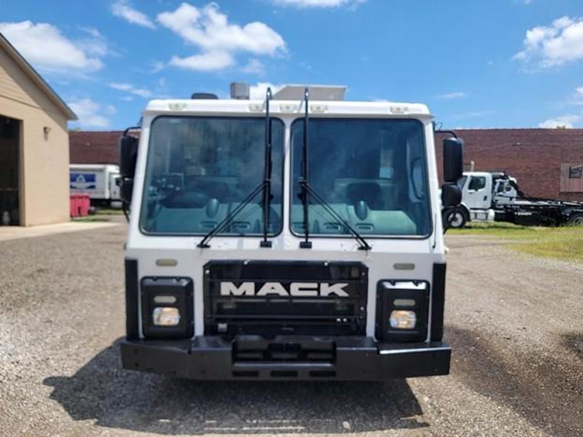 Used 2017 MACK AUTOMATED SIDE LOAD TRUCK