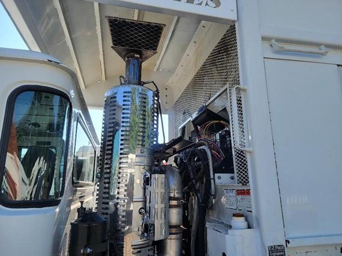 Used 2017 AUTOCAR FRONT LOAD TRUCK