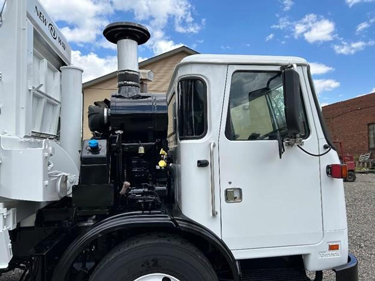 Used 2017 AUTOCAR AUTOMATED SIDE LOAD TRUCK