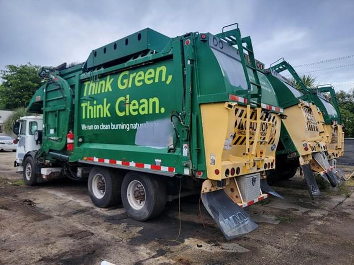 Used 2014 AUTOCAR FRONT LOAD TRUCK