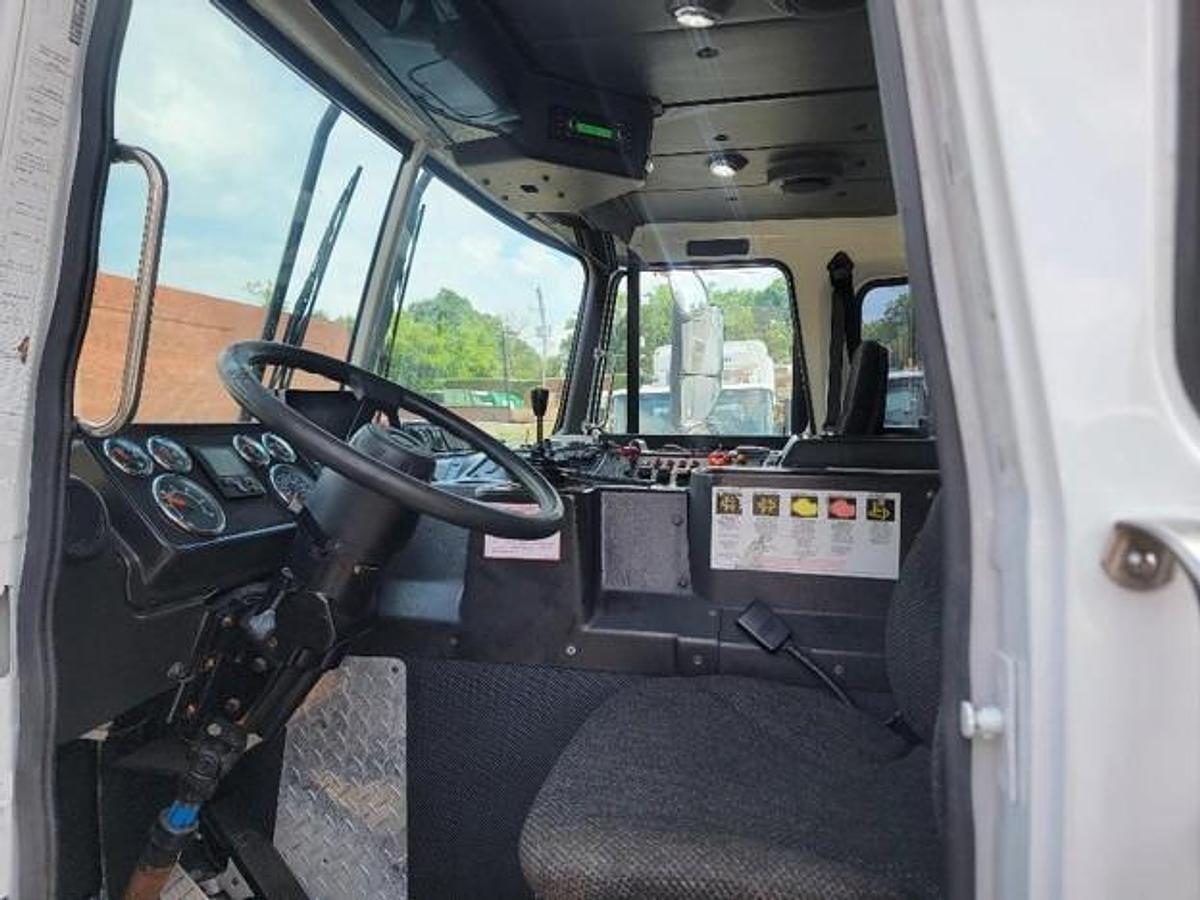 Used 2019 AUTOCAR FRONT LOAD TRUCK