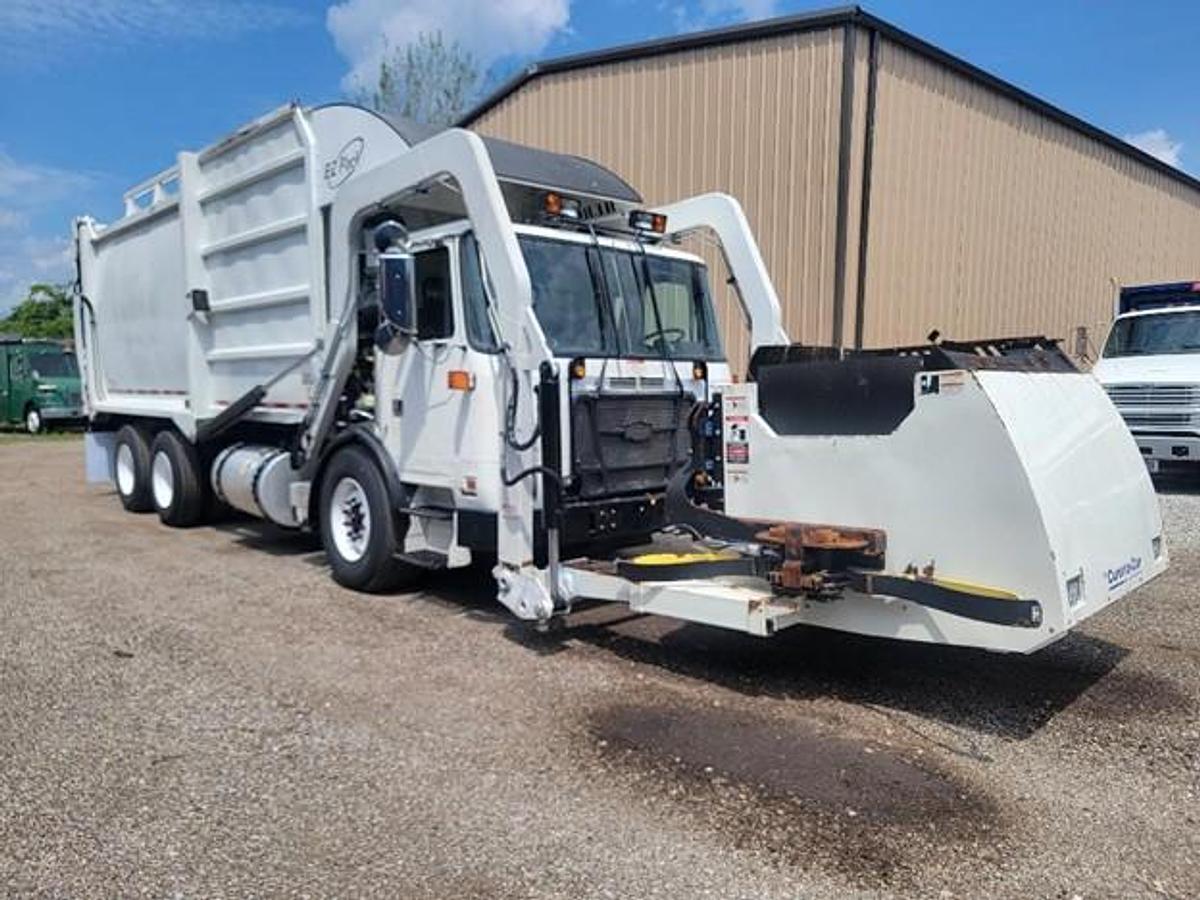 Used 2017 AUTOCAR FRONT LOAD TRUCK