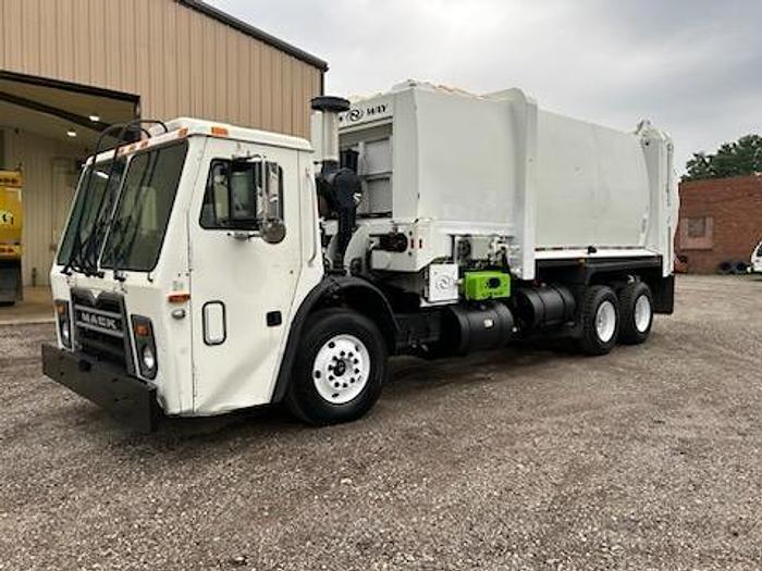 Used 2010 MACK SIDE LOAD TRUCKC