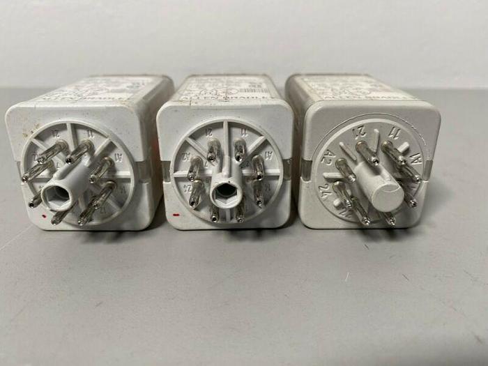 Used Lot of 3 - Allen-Bradley General Purpose Plug-In Relay 700-HA32A1 / HA32Z24